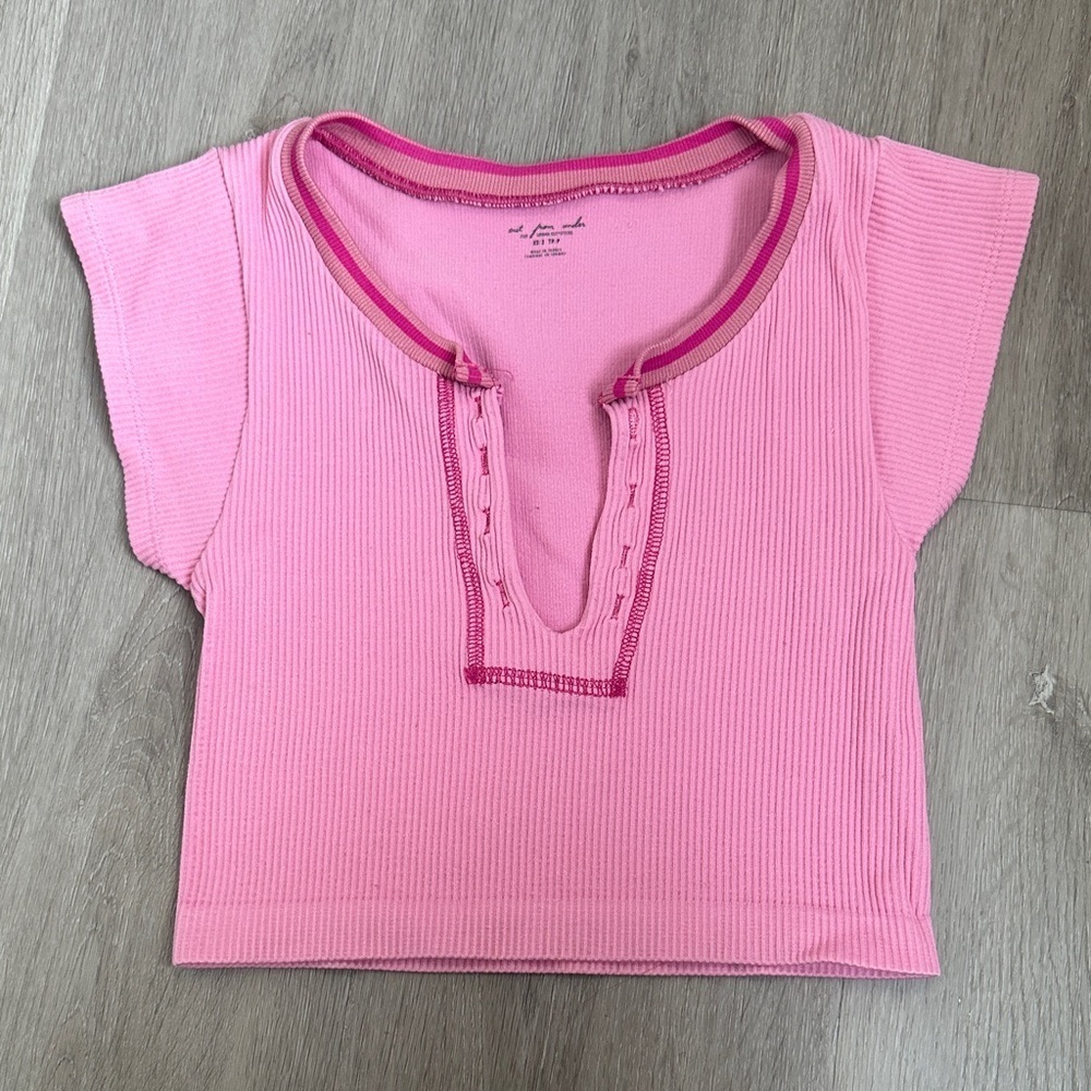 URBAN Outfitters Short sleeve V neck  Ribbed crop top size Xs/s
